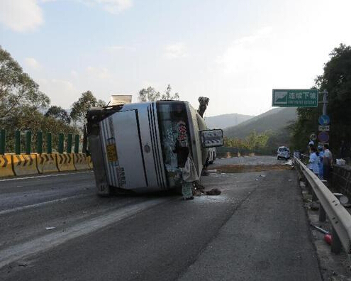 旅游大巴車(chē)側(cè)翻致8人死亡25人受傷