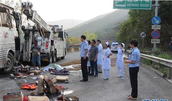旅游大巴車(chē)側(cè)翻致8人死亡25人受傷