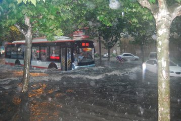 成都暴雨來(lái)襲助燃成都租車火焰