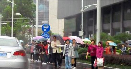 成都暴雨來(lái)襲助燃成都租車火焰